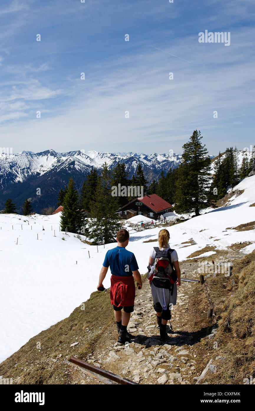 Wanderer, Schnee in der Nähe von Hubertushuette Berghütte auf Breitenstein Berg, in der Nähe von Fischbachau, Leitzachtal Tal, Oberbayern Stockfoto