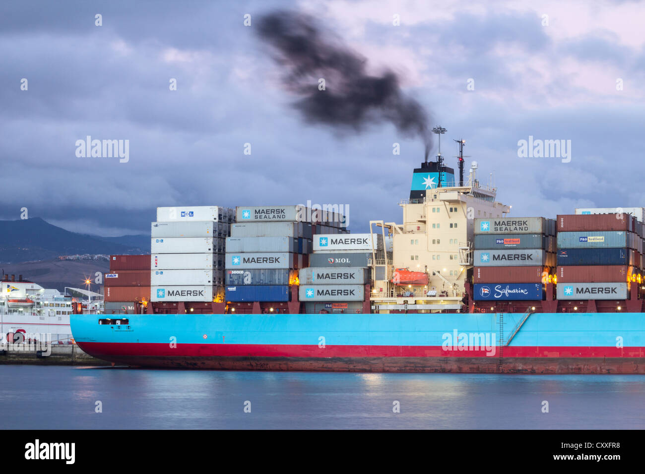 Schwarzer Rauch von Maersk Line Containerschiff Trichter Stockfoto