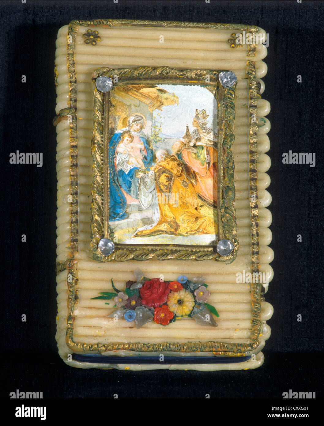 Wachs Kerze in Form eines Buches mit der Anbetung der Heiligen drei Könige, um 1900 Stockfoto