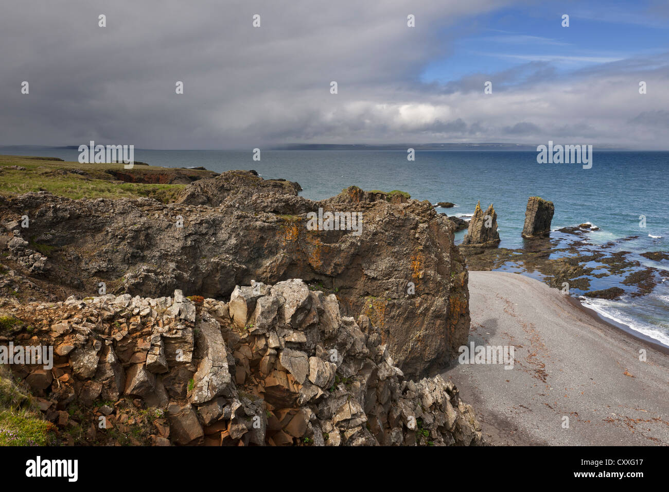 Felsen und Klippen an der Nordostküste, Island, Europa Stockfoto