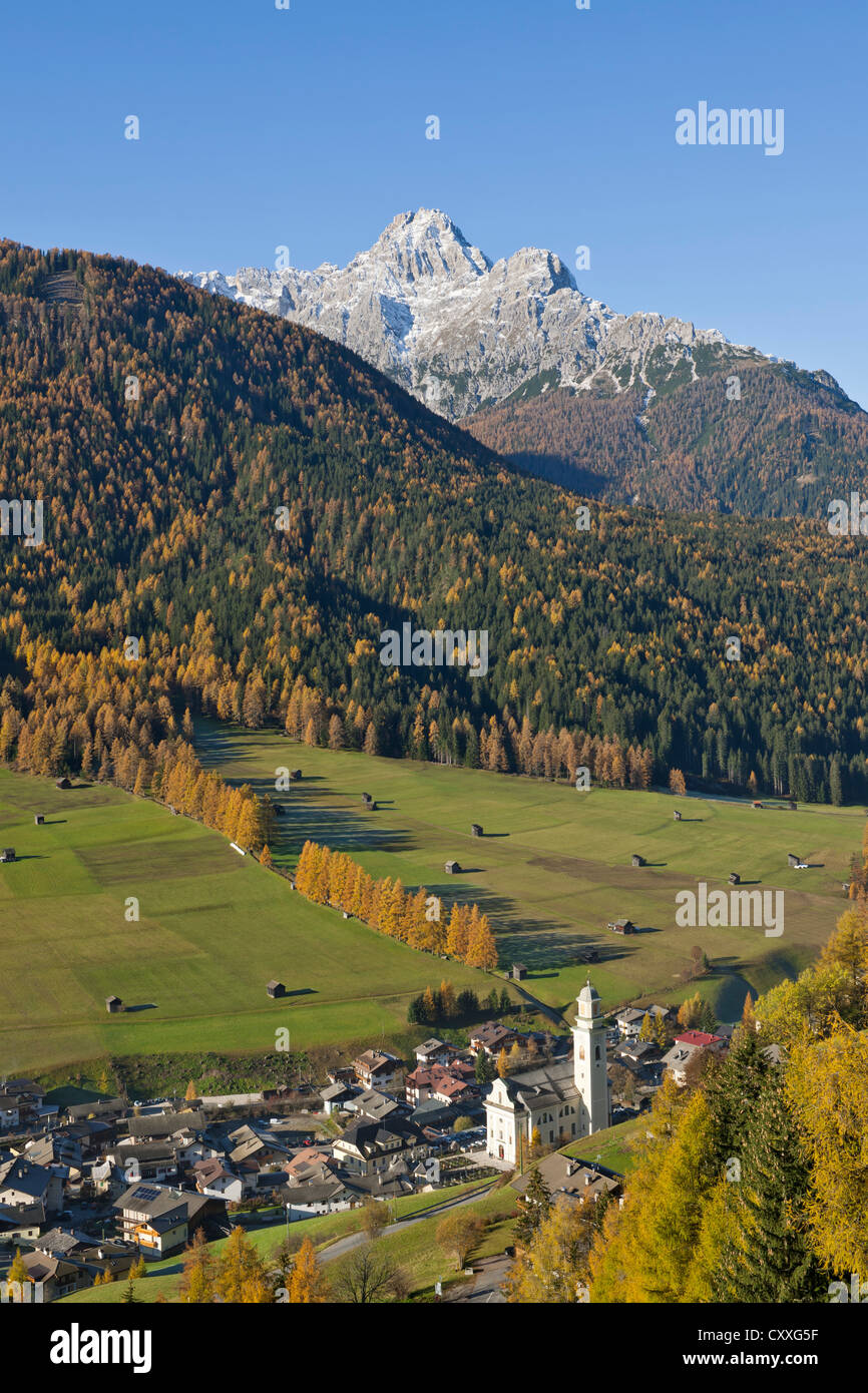 Mit Blick auf die Stadt von Sexten, Sexten, mit croda dei baranci oder birkenkofel Berg, Südtirol, Italien, Europa Stockfoto