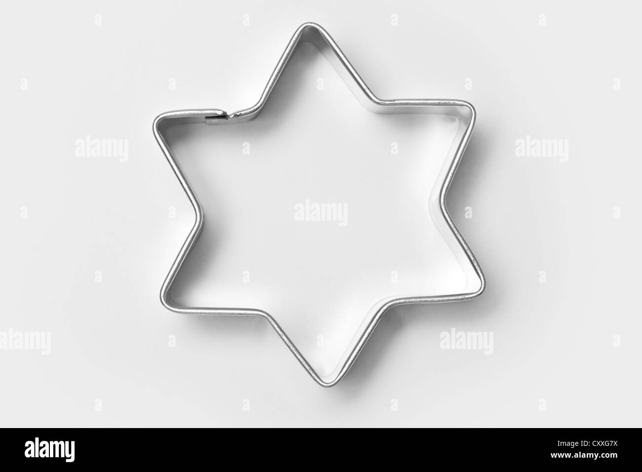 Sternförmige Ausstechformen für Weihnachtsgebäck Stockfoto