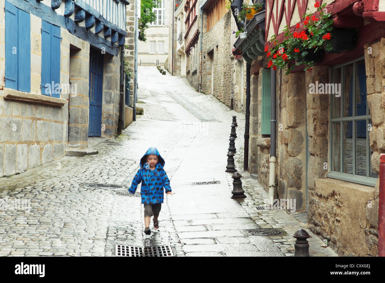 Die jungen liefen Straße, Quimper, Frankreich. Stockfoto