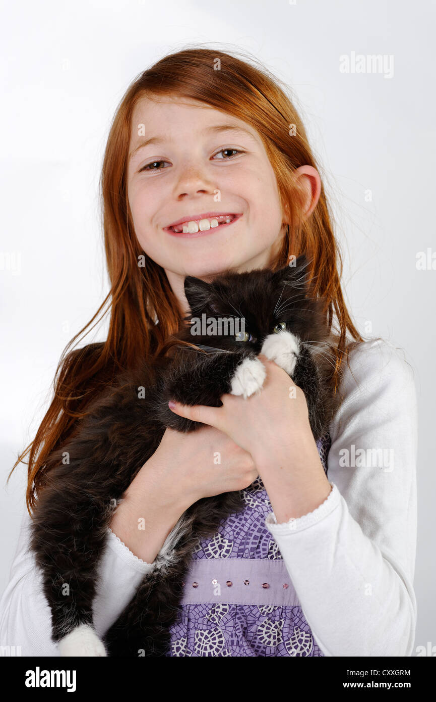 Mädchen hält eine junge Katze Stockfoto