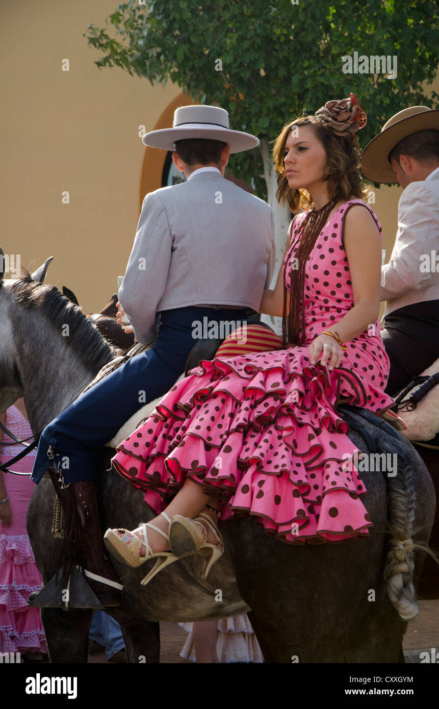 Junges Paar, traditionell gekleidet auf Pferd während der jährlichen Messe, Feria von Fuengirola, Andalusien, Spanien. Stockfoto