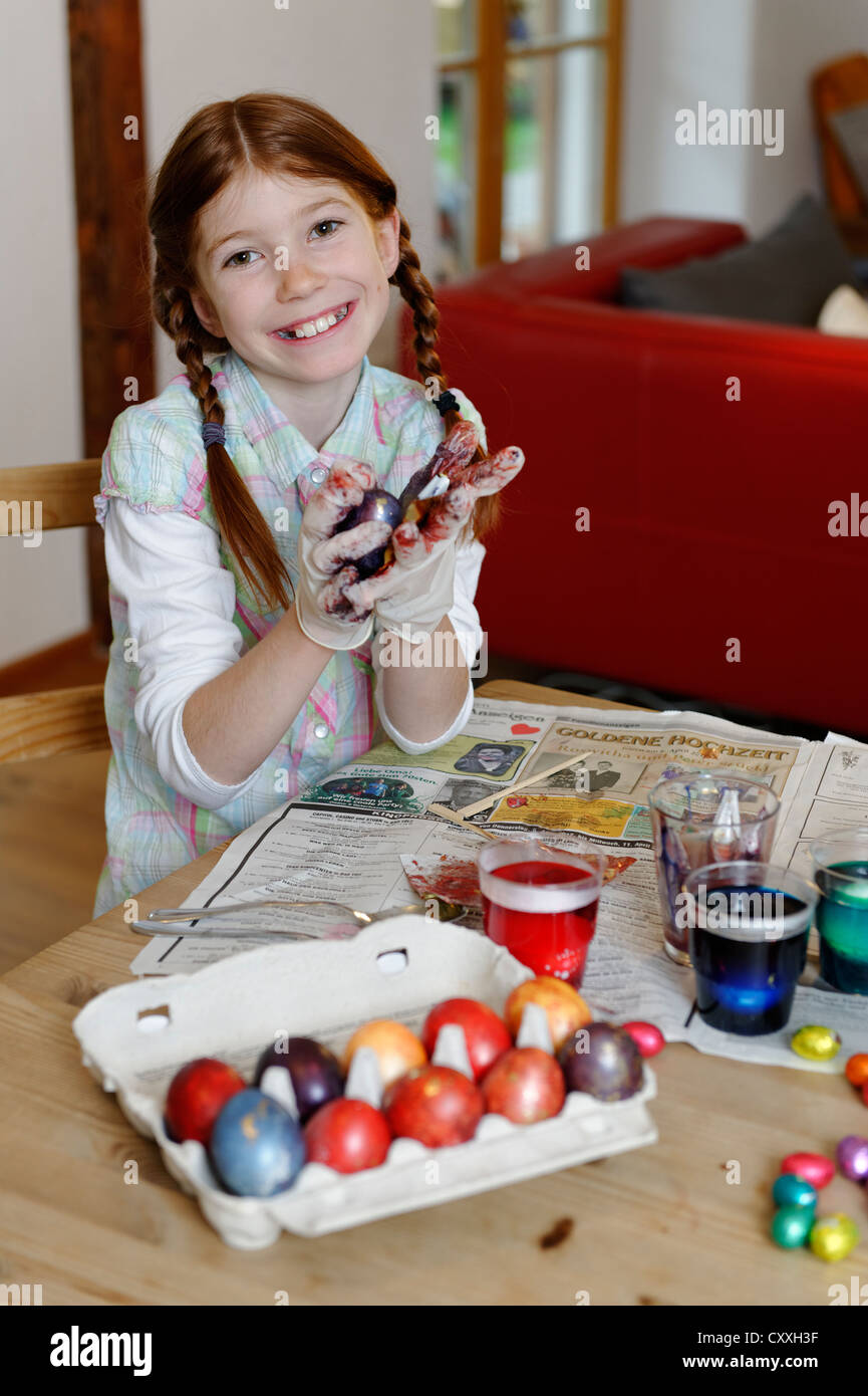 Kind, Mädchen Färbung Ostereier, Ostern tradition Stockfoto
