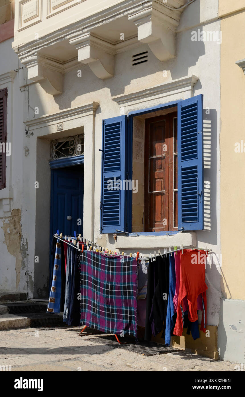 Wäscheständer neben dem Eingang eines Hauses, Altstadt von Valletta, Malta, Europa Stockfoto