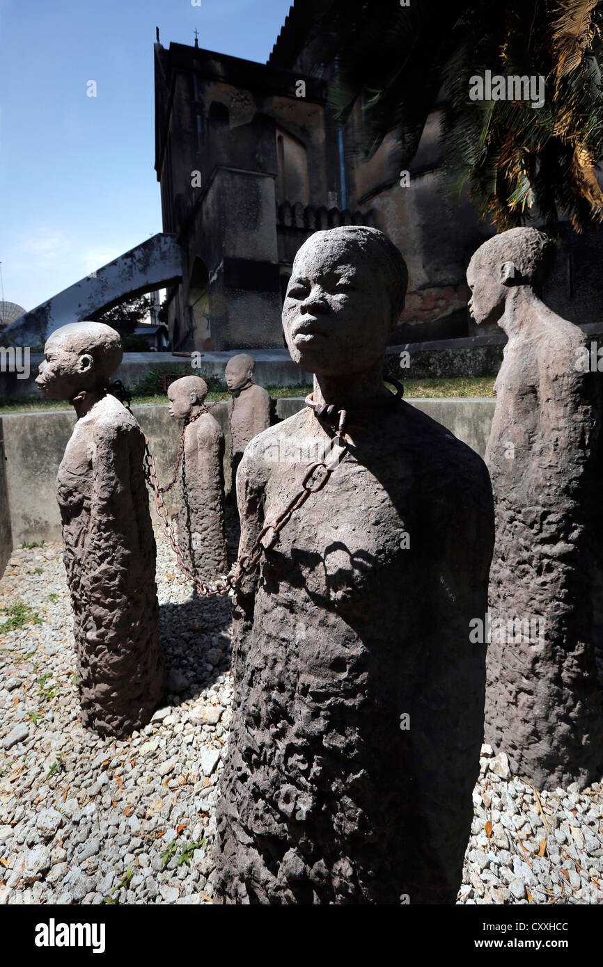 Slave-Denkmal des Künstlers Clara Sornas in der anglikanischen Kathedrale auf dem Gelände des ehemaligen Sklavenmarkt in Stonetown, Sansibar Stockfoto