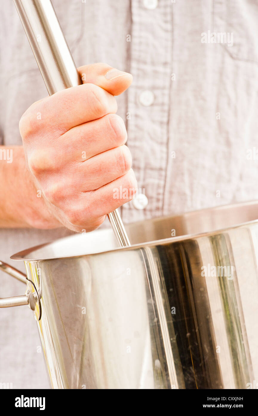Nahaufnahme des Menschen kochen Suppe, hält Hand Küchenutensil Stockfoto