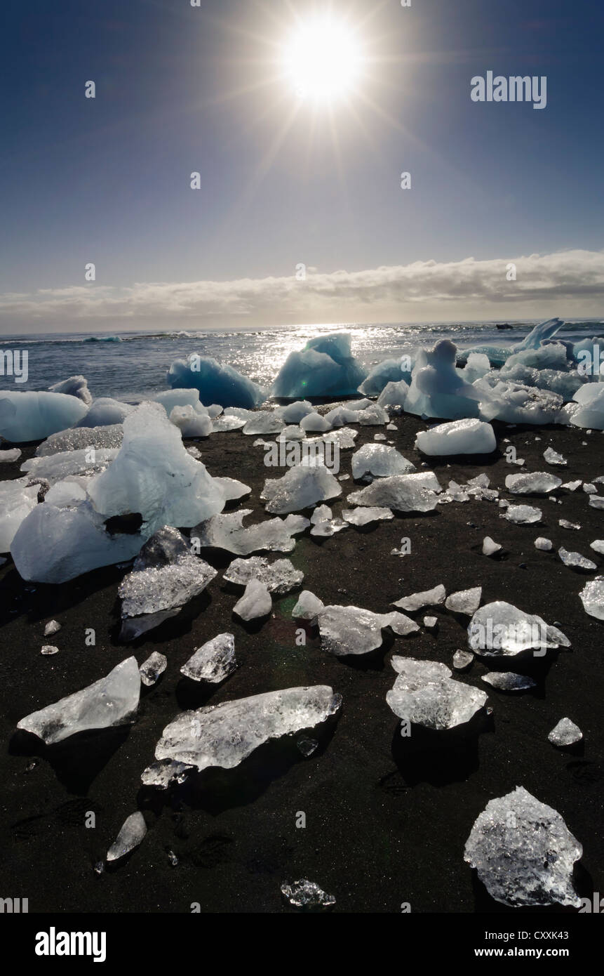 Eisberge und Eiskristalle am schwarzen Strand, Hintergrundbeleuchtung, Joekulsárlón, Vatnajoekull Gletscher, Austurland, Ost-Island, Island Stockfoto