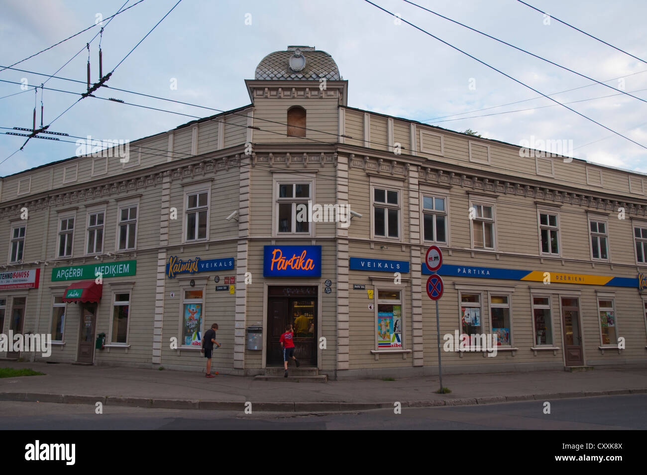 Geschäfte in einem hölzernen Wohngebäude entlang Avotu Iela Straße Grīziņkalns die neue Stadt Riga Lettland Europa Stockfoto