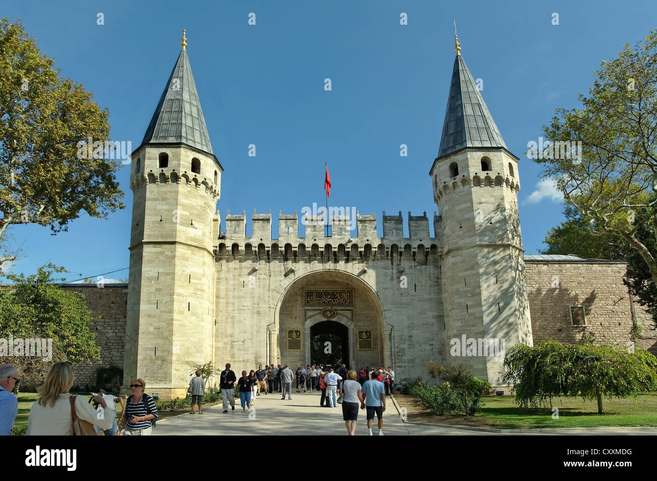 Eingangstor des Topkapi-Palastes in Sultanahmet, Istanbul, Türkei. Stockfoto