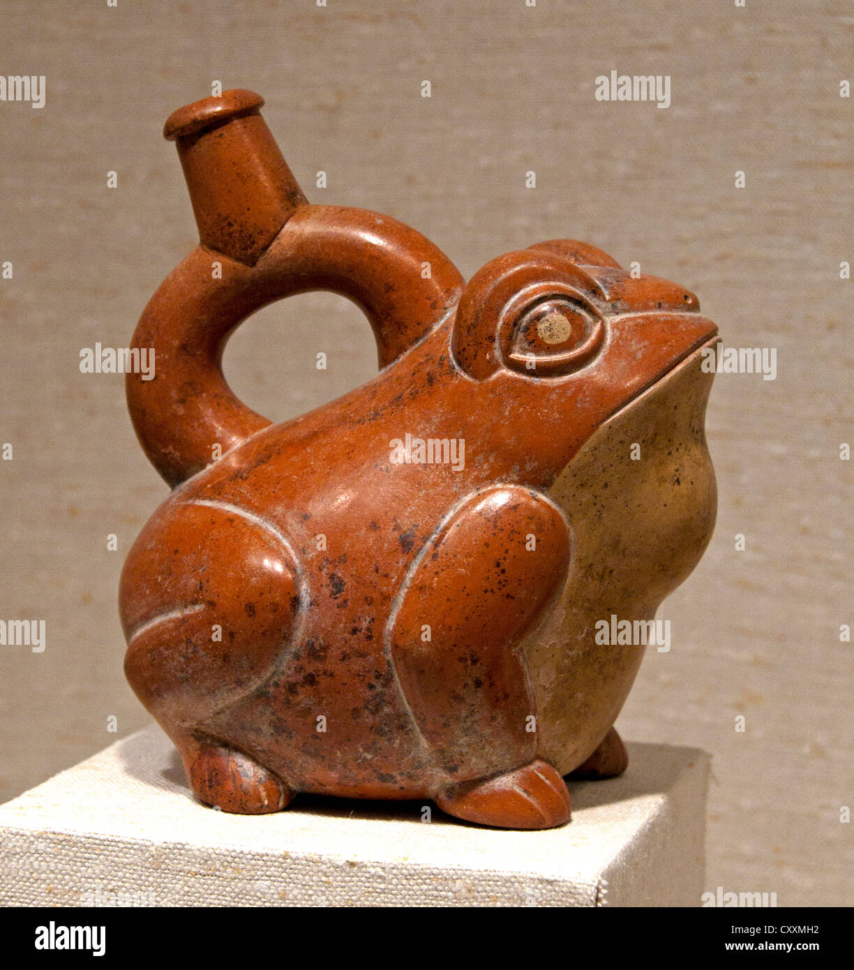 Steigbügel Auslauf Flasche Frosch 2. – 5. Jahrhundert Peru peruanischer Moche Keramik 17,8 cm Stockfoto