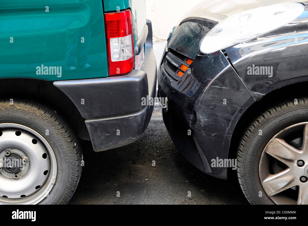 Eng geparkten Autos, Mangel an Parkplätzen, Paris, Frankreich, Europa Stockfoto