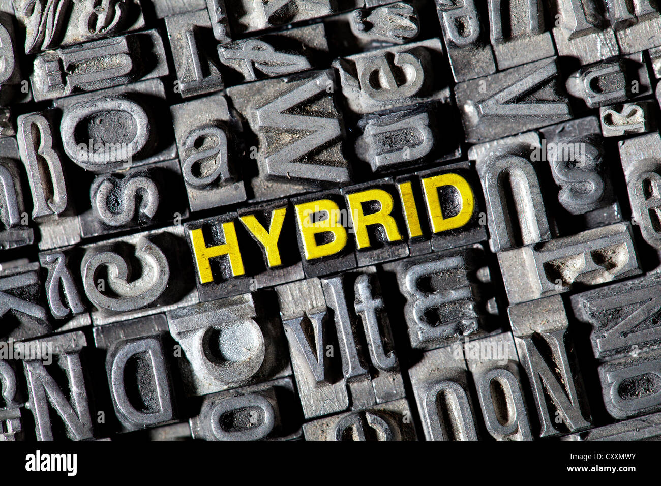 Alten Buchstaben bilden das Wort Hybrid Stockfoto