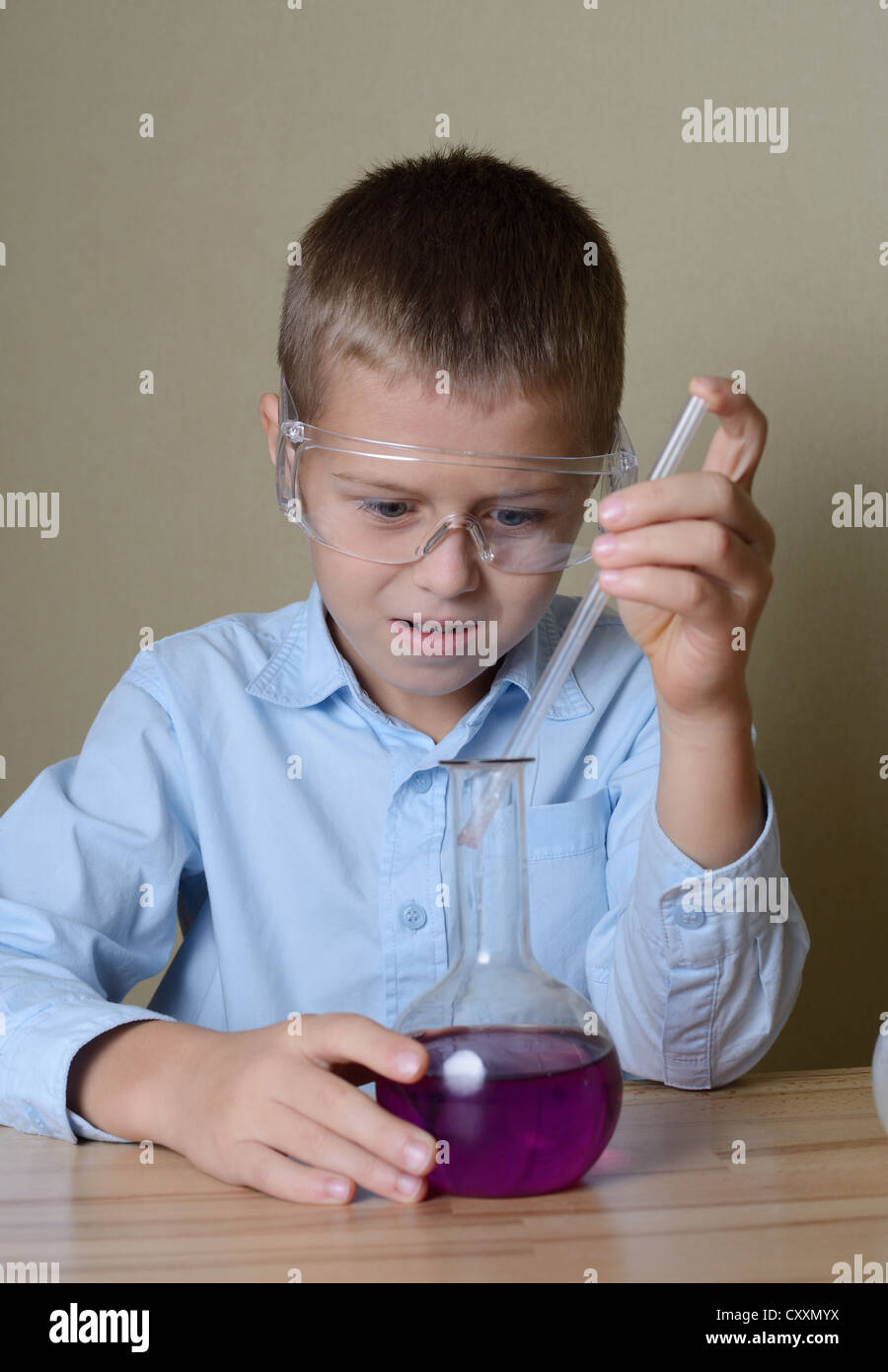Kind tut Experimente in der Chemie Stockfoto
