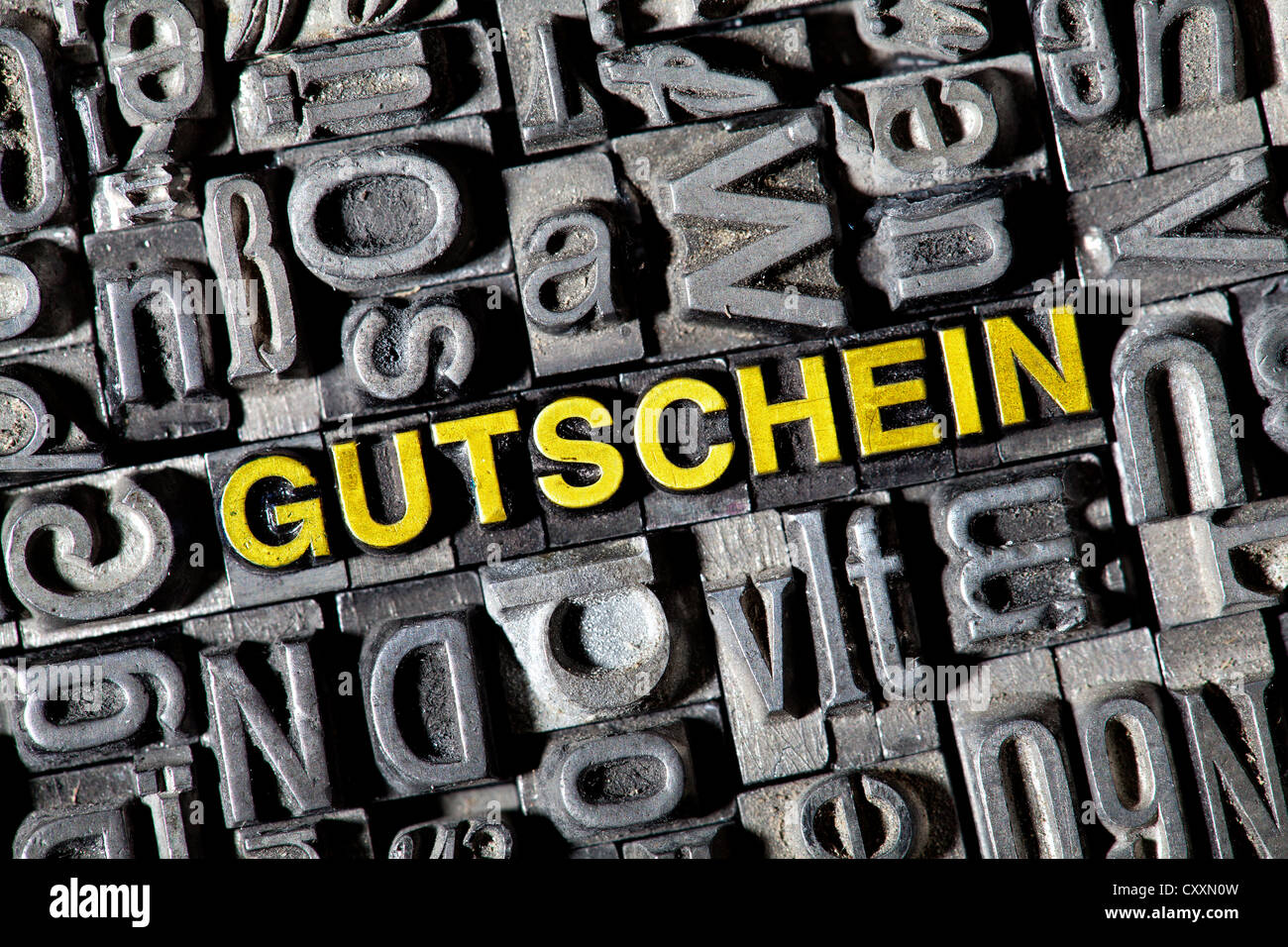 Alten Buchstaben bilden das Wort Gutschein, Deutsch für Gutschein Stockfoto