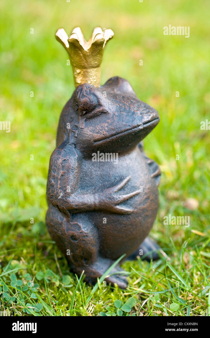 Froschkönig, Garten Figur aus Eisen Stockfoto