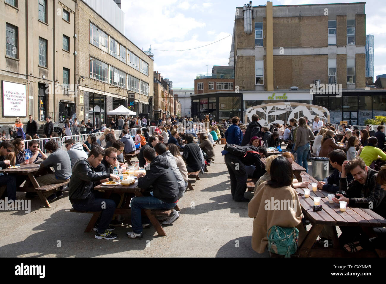 Jugendlichen außerhalb der Old Truman Brewery, Spitalfields, London, England, Vereinigtes Königreich, Europa Stockfoto