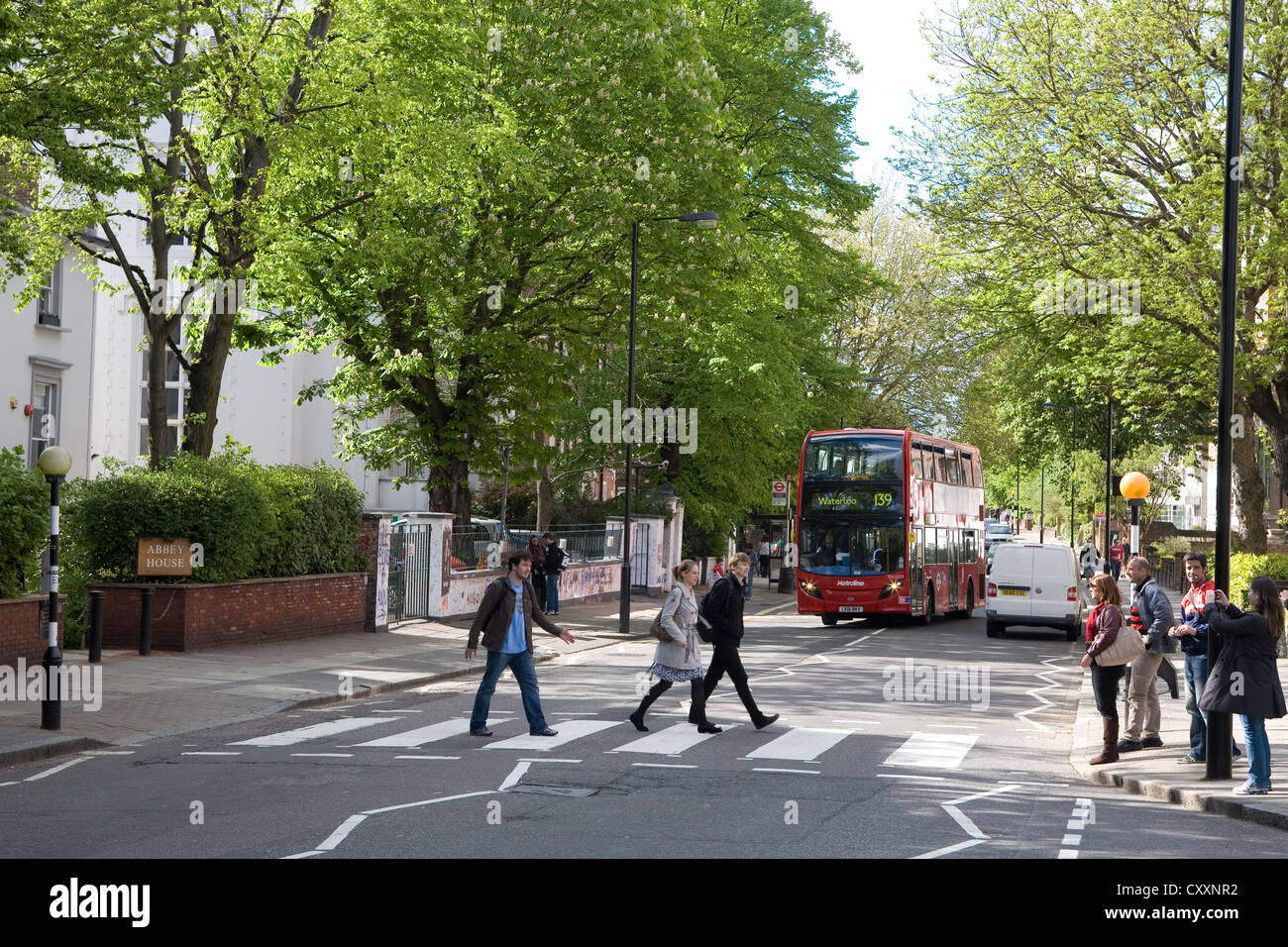 Abbey Road, Touristen auf den bekannten Zebrastreifen berühmt geworden durch die Beatles, London, England, Vereinigtes Königreich, Europa Stockfoto