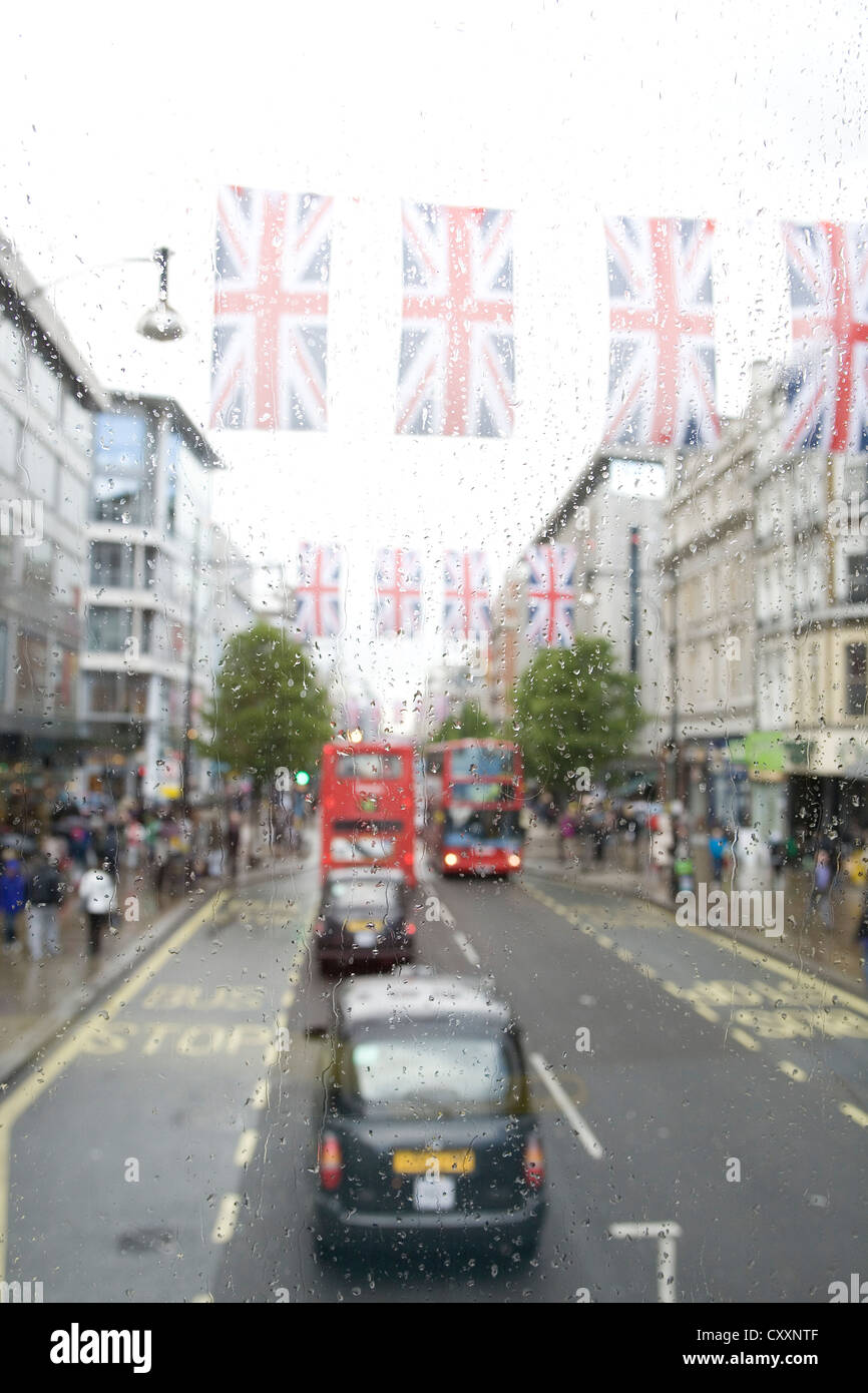 Verkehr in den Regen, Oxford Street, Union Jack, Nationalflagge, London, England, Vereinigtes Königreich, Europa Stockfoto