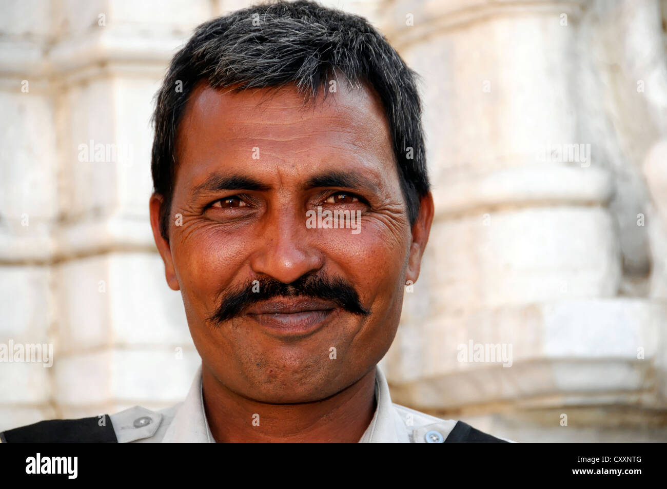 Indischer Mann, Wachmann, Porträt, Ranakpur, Rajasthan, Nordindien, Indien, Asien Stockfoto