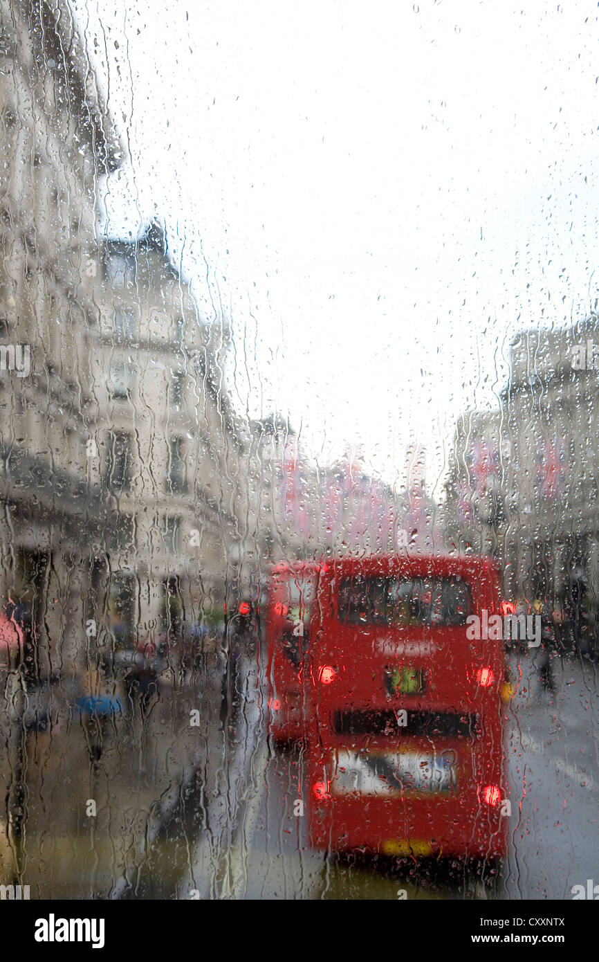 Verkehr im Regen, Doppeldecker Bus, London, England, Vereinigtes Königreich, Europa Stockfoto