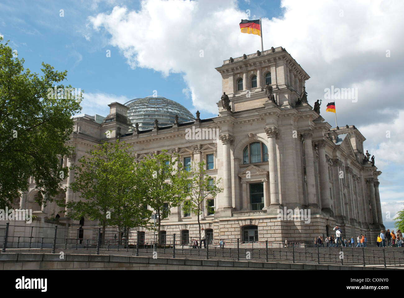 Ein Blick auf den Reichstag und seiner gläsernen Kuppel, von einem Boot auf der Spree, Berlin, Deutschland Stockfoto