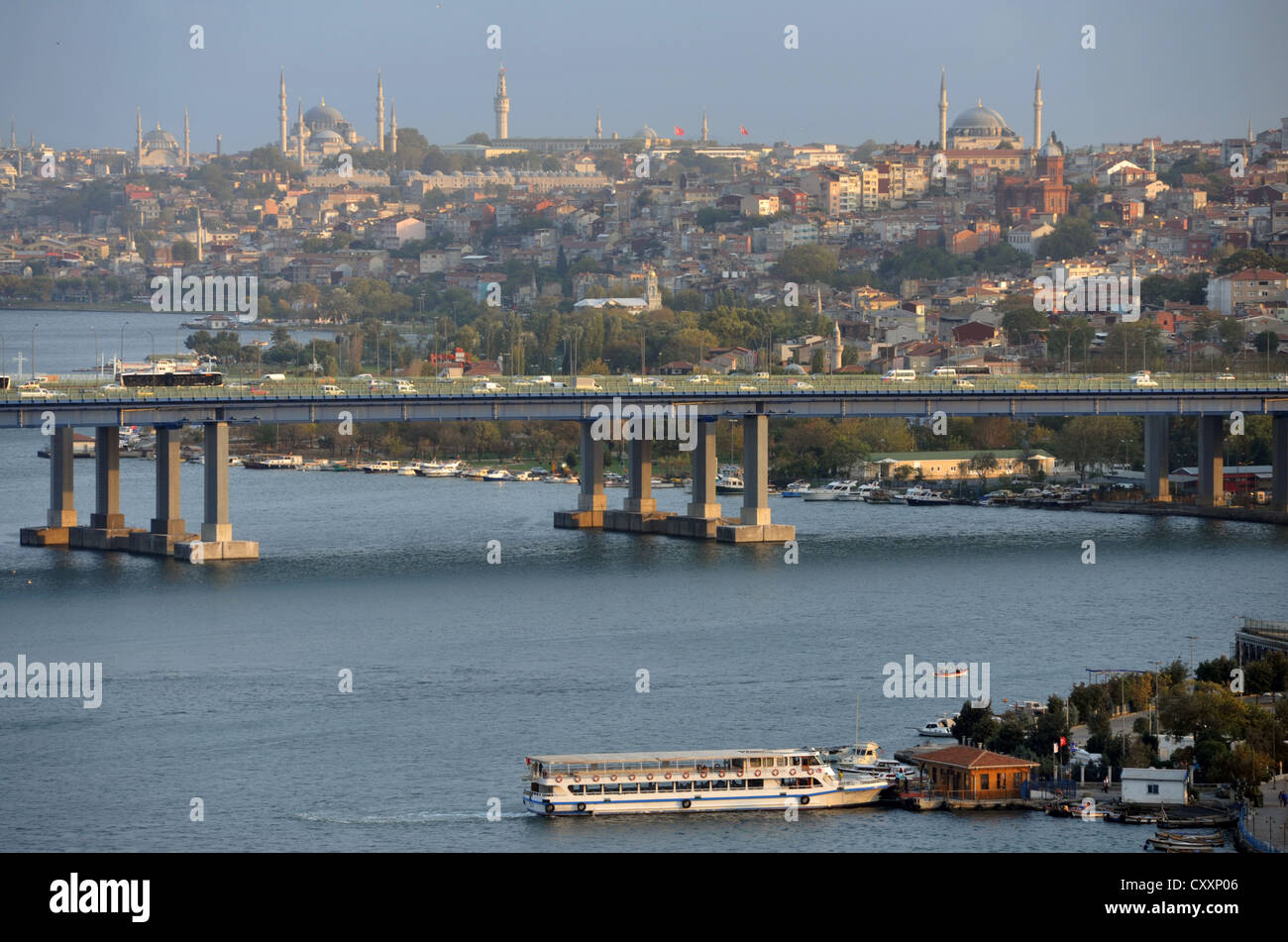 Haliç-Brücke über das Goldene Horn, Istanbul. Stockfoto