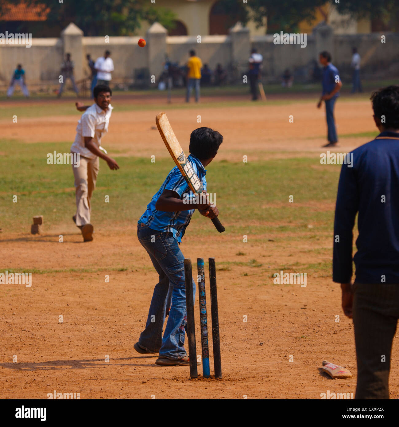 Gruppe junger Männer üben Cricket auf öffentlichen Grund, Kochi, Indien Stockfoto