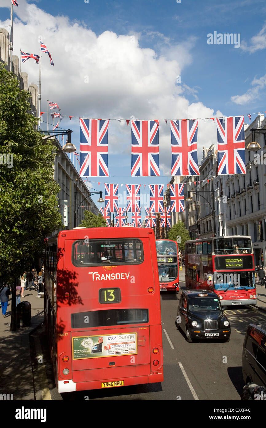 Verkehr auf der Oxford Street, Doppeldeckerbusse, Union Jack, Nationalflagge, London, England, Vereinigtes Königreich, Europa Stockfoto