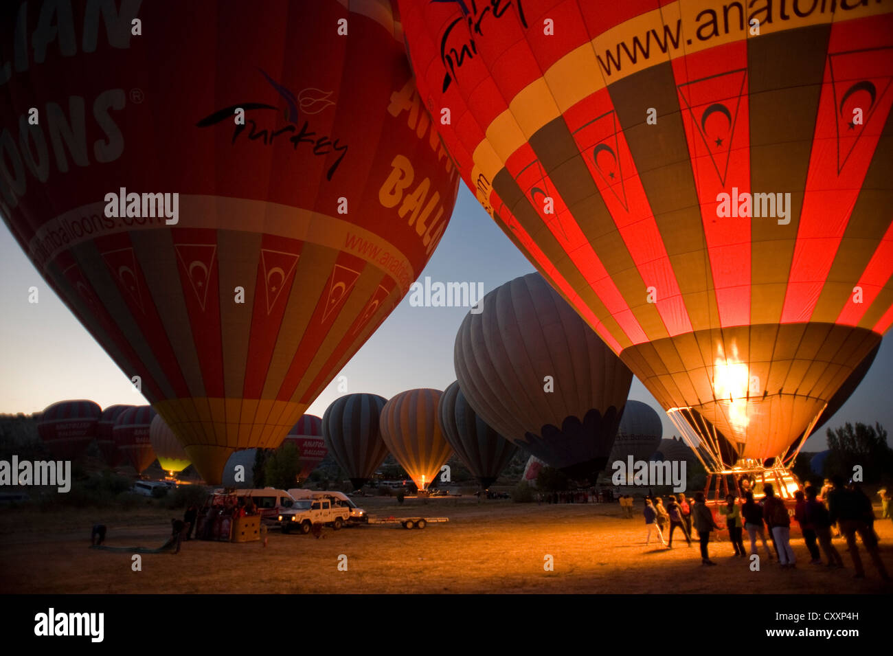 Heißluftballons, die Vorbereitung für den Start, Göreme, Türkei Stockfoto