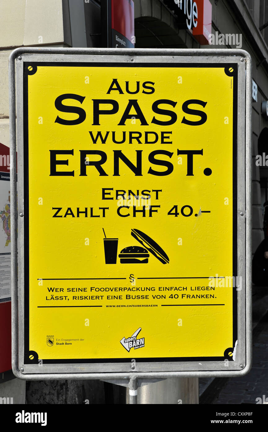 Melden Sie darauf hinweist, dass wer wirft auf dem Bürgersteig Abfall bestraft werden, Stadtzentrum von Bern, Schweiz, Europa Stockfoto