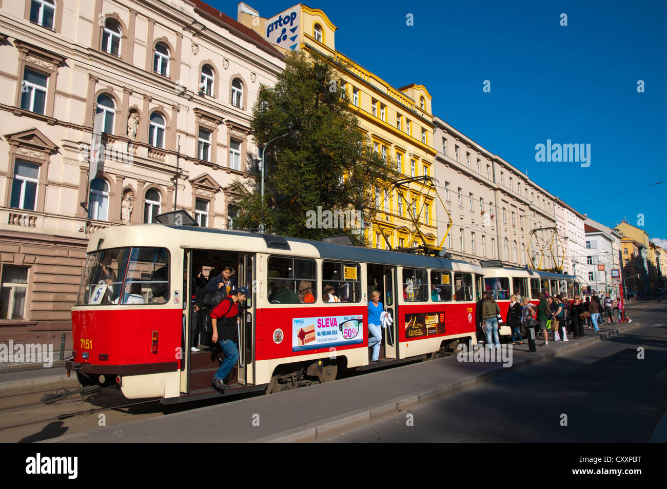Leute, die aus Straßenbahn Hussiten Straße Zizkov Bezirk Prag Tschechische Republik Europa Stockfoto
