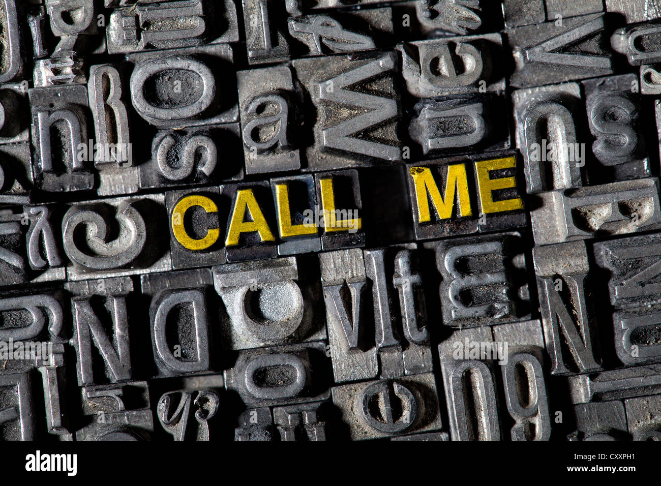 Alten führen Buchstaben bilden die Worte "CALL ME" Stockfoto