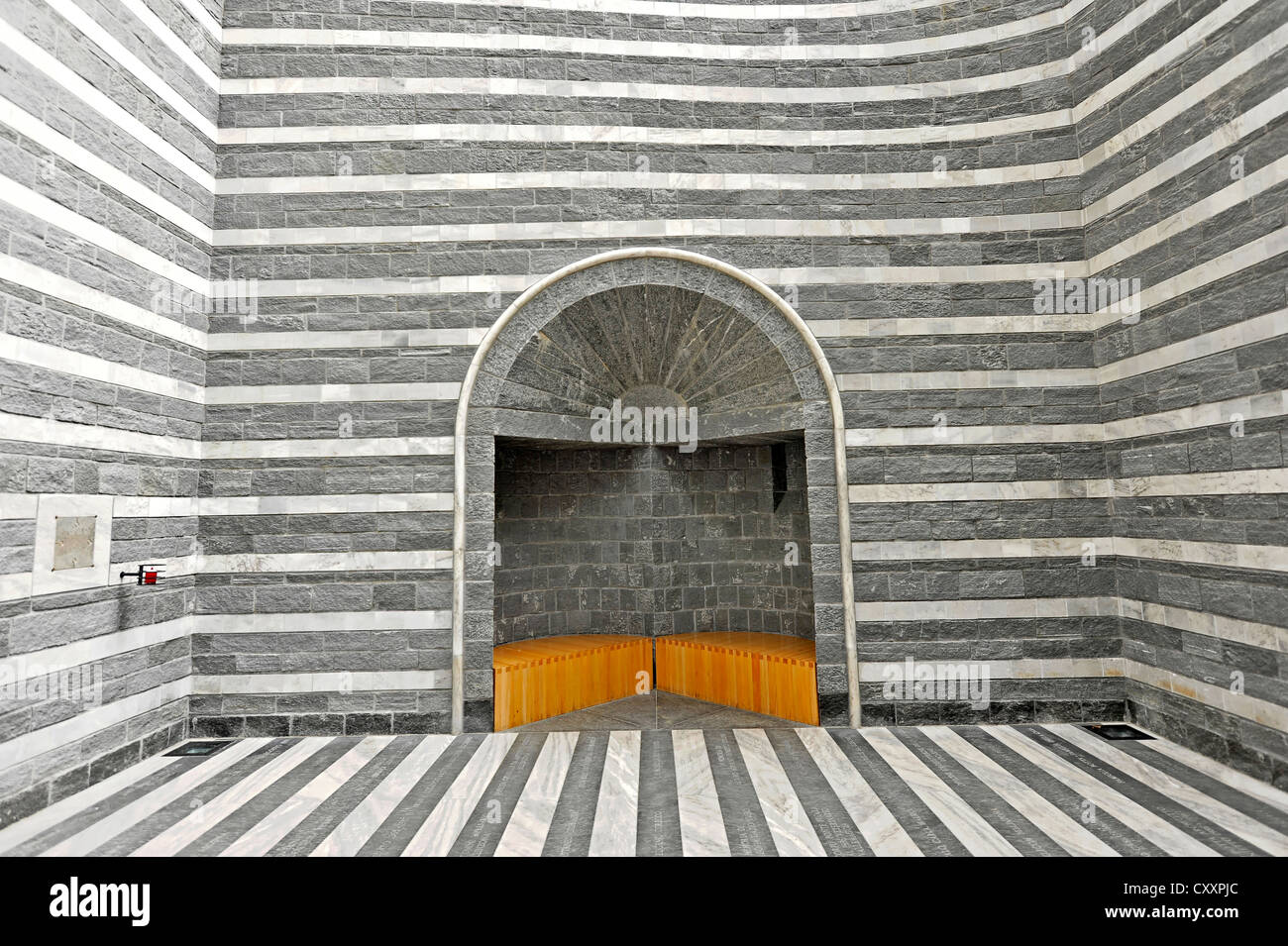 Innenansicht, San Giovanni Battista, moderne Kirche von Mario Botta, abgeschlossen 1997, Mogno, Maggiatal, Tessin, Schweiz Stockfoto
