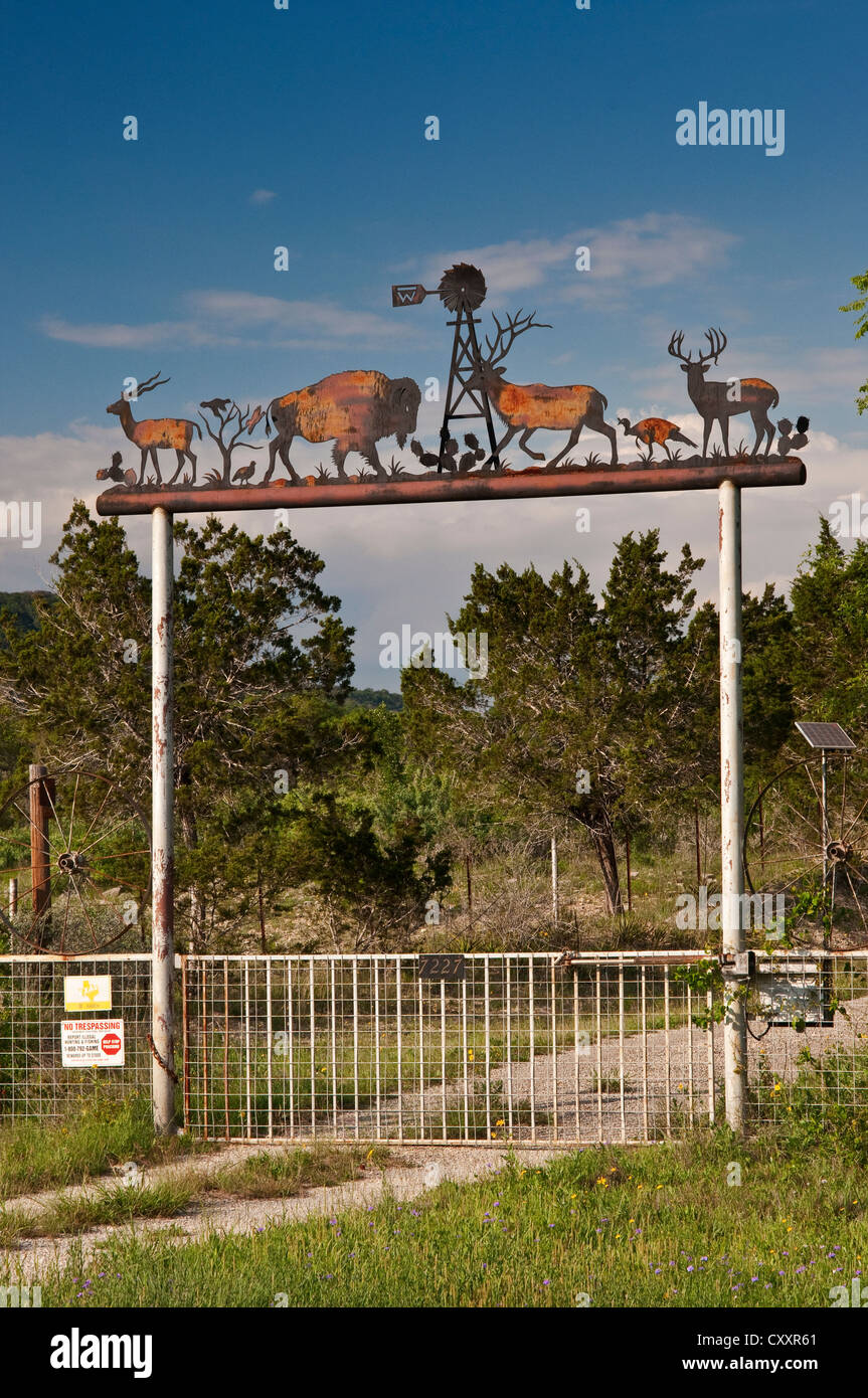 Ranch schmiedeeisernes Tor in der Nähe von Bandera, Texas, USA Stockfoto