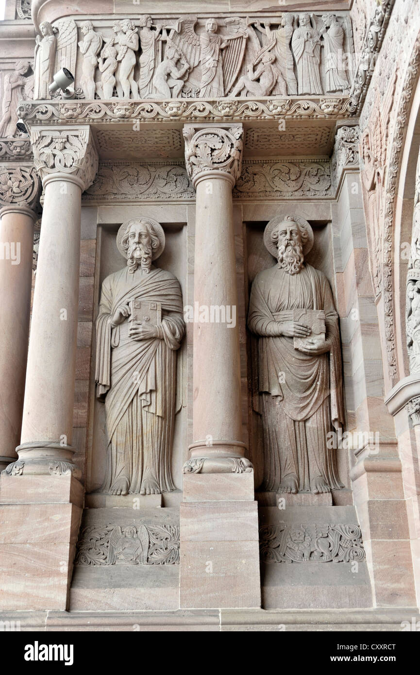 Statuen am Haupteingang, Erloeserkirche Kirche, Beginn der Bau im Jahre 1903, Bad Homburg v. d. Hoehe, Hessen Stockfoto