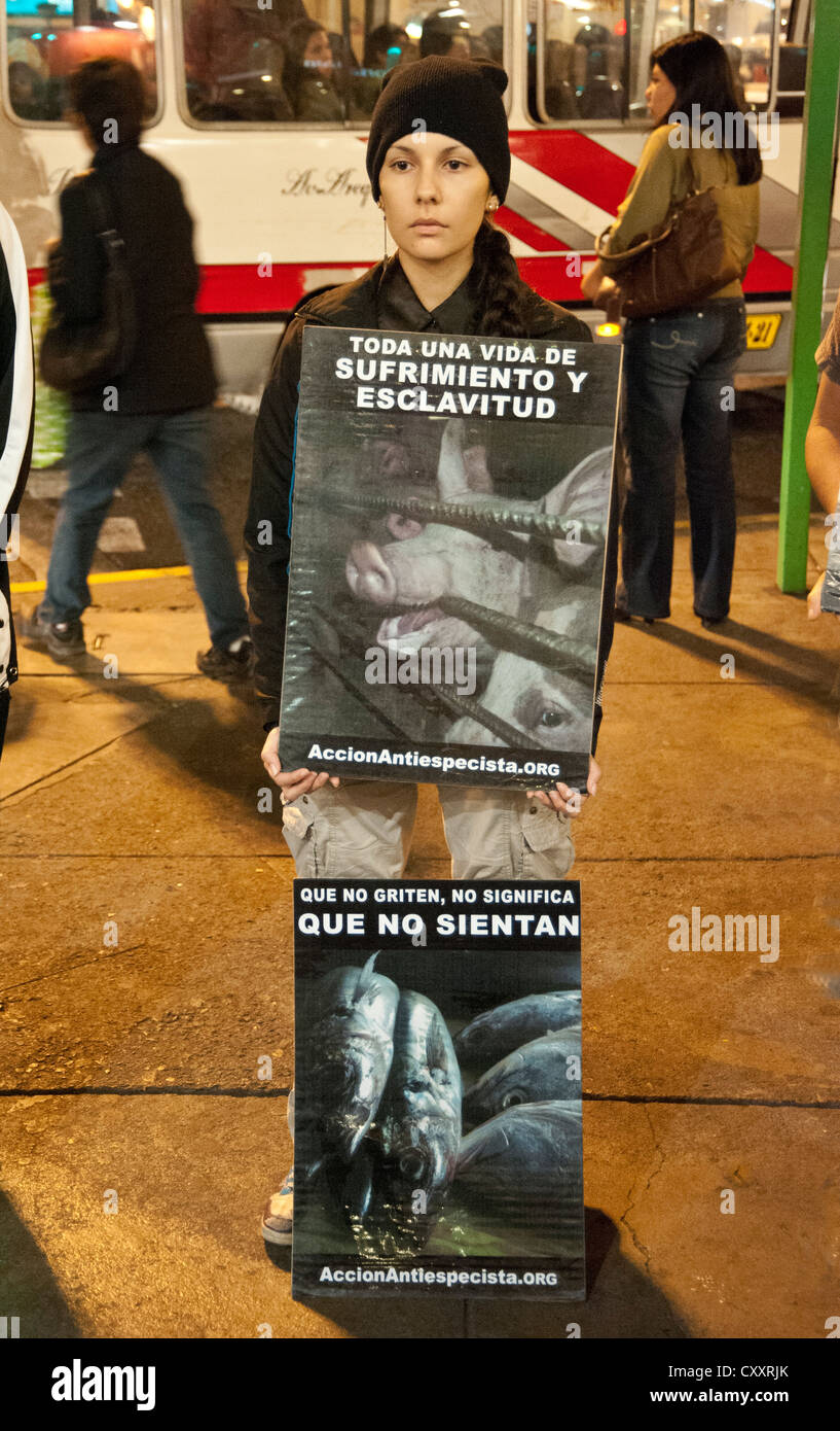 Junge Frau demonstrieren gegen die Fleischindustrie in Lima, Peru Stockfoto