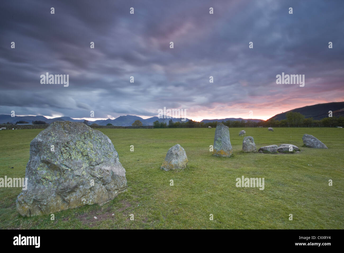Castlerigg Steinkreis in der Nähe von Keswick während einer dramatischen Sonnenuntergang. Stockfoto