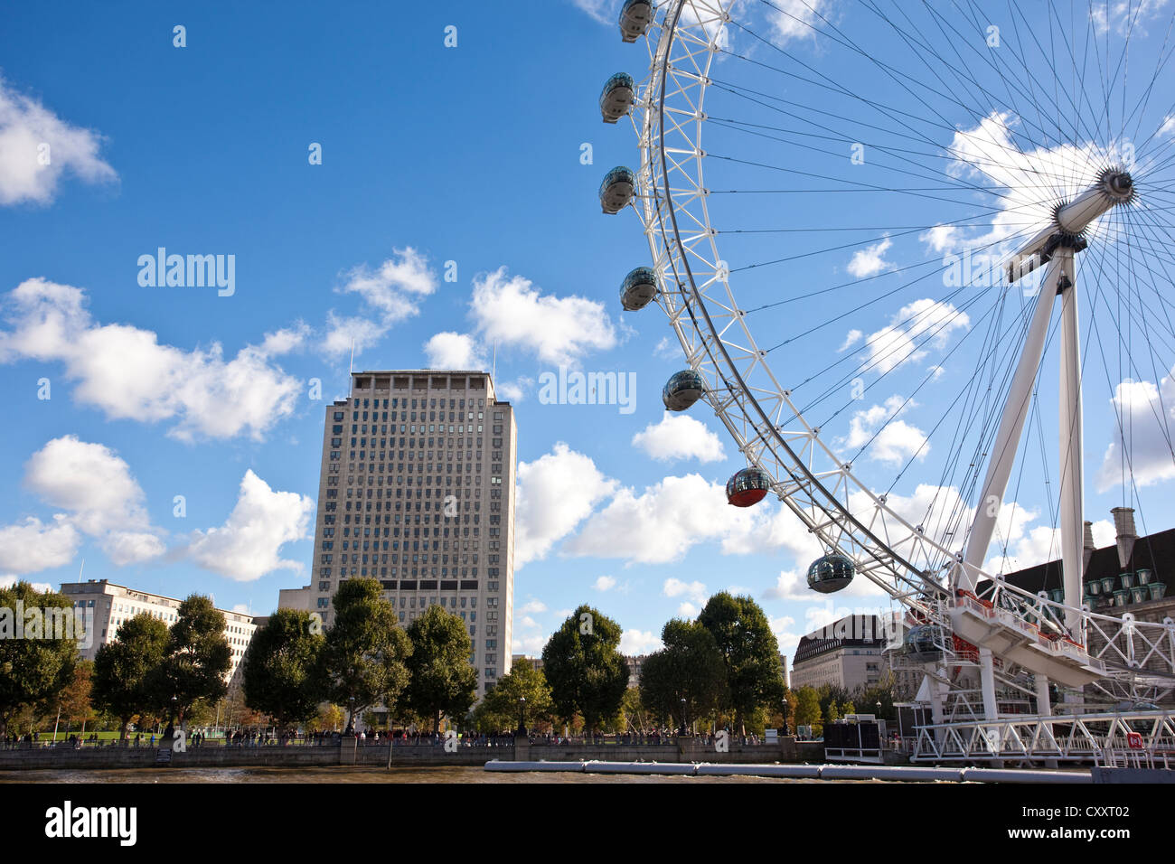 Das Shell Centre Gebäude steht hinter dem London Eye auf der Southbank Themse, London, England, UK Stockfoto