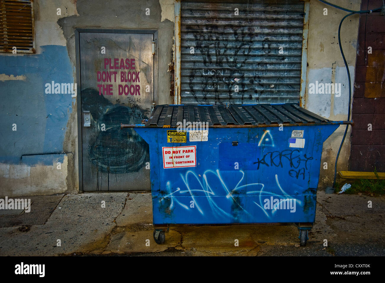 Papierkorb Müllcontainer In Stadt Gasse, Philadelphia, USA Stockfoto