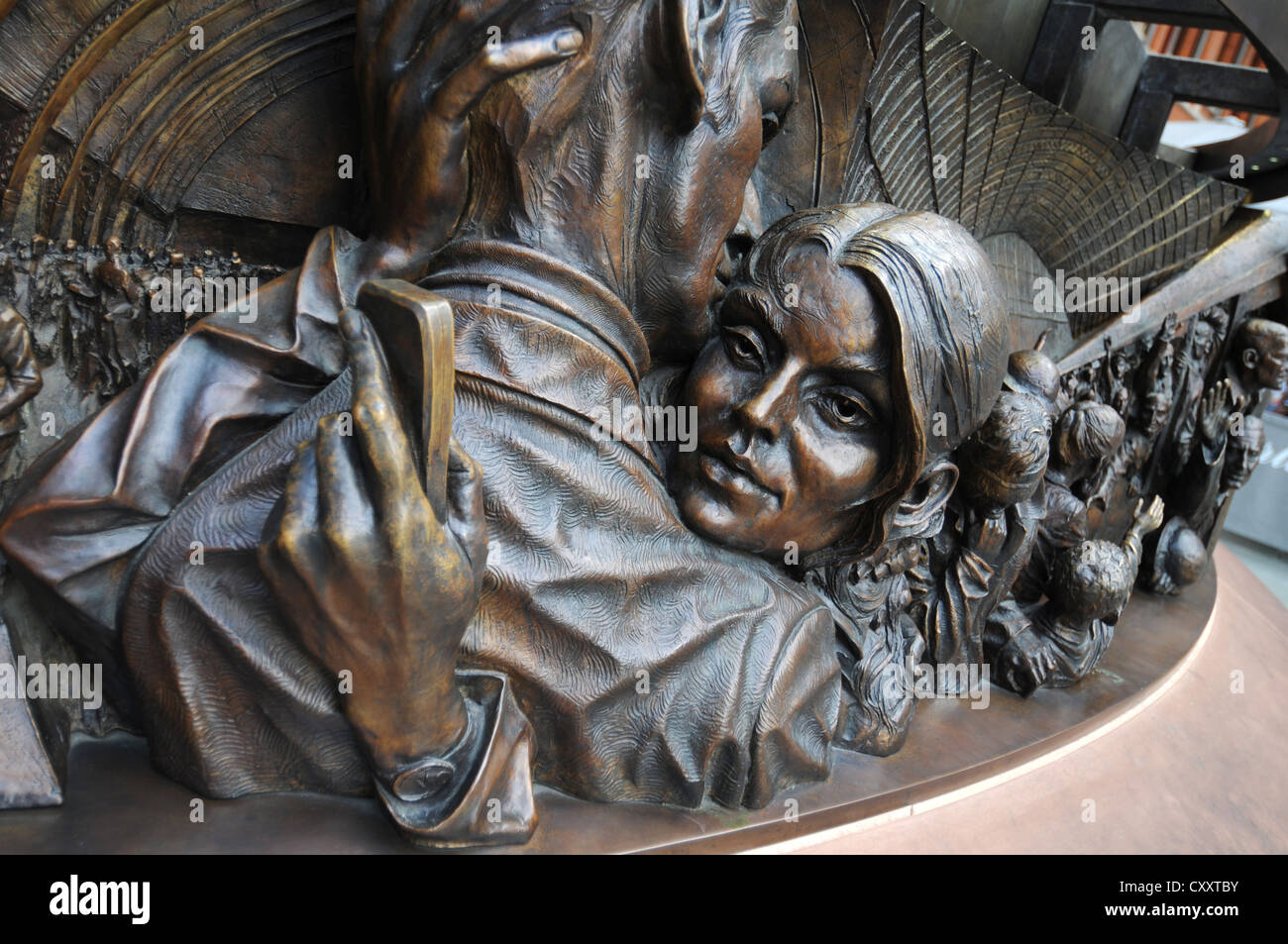 Skulptur einer Frau, die einen Text über die Schulter eines Mannes zu lesen, St. Pancras Station, London, England, Großbritannien, UK Stockfoto