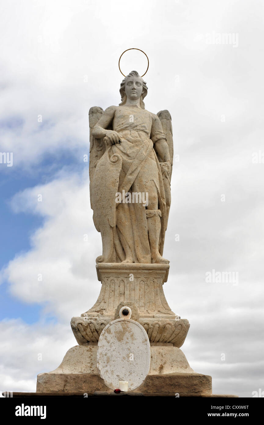 Statue des Engels, Puente Romano Puente Viejo, Brücke über Fluss Rio Guadalquivir, Córdoba, Andalusien, Spanien, Europa Stockfoto