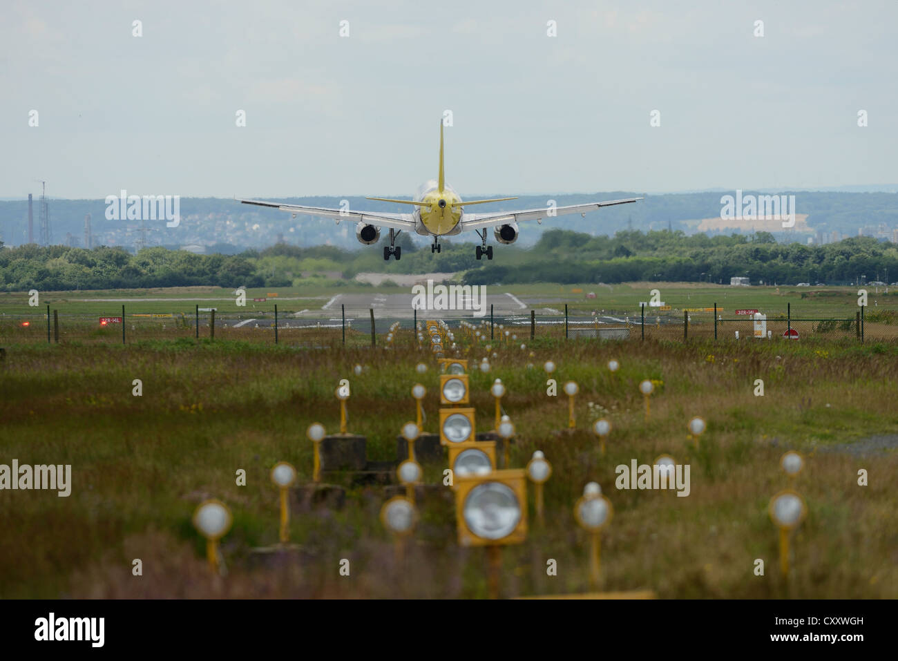 Flugzeug im Landeanflug auf dem Laufsteg Seitenwind Flughafen Köln Bonn, Köln, Nordrhein-Westfalen Stockfoto