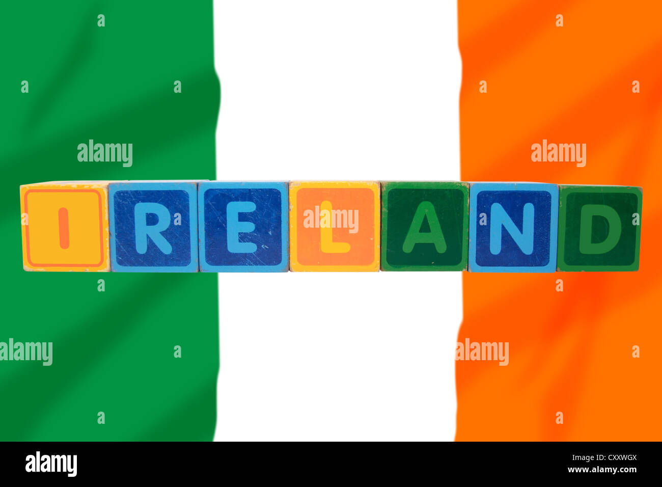 Spielzeug-Briefe, die Irland vor dem Hintergrund der Flagge mit Beschneidungspfad zu buchstabieren Stockfoto