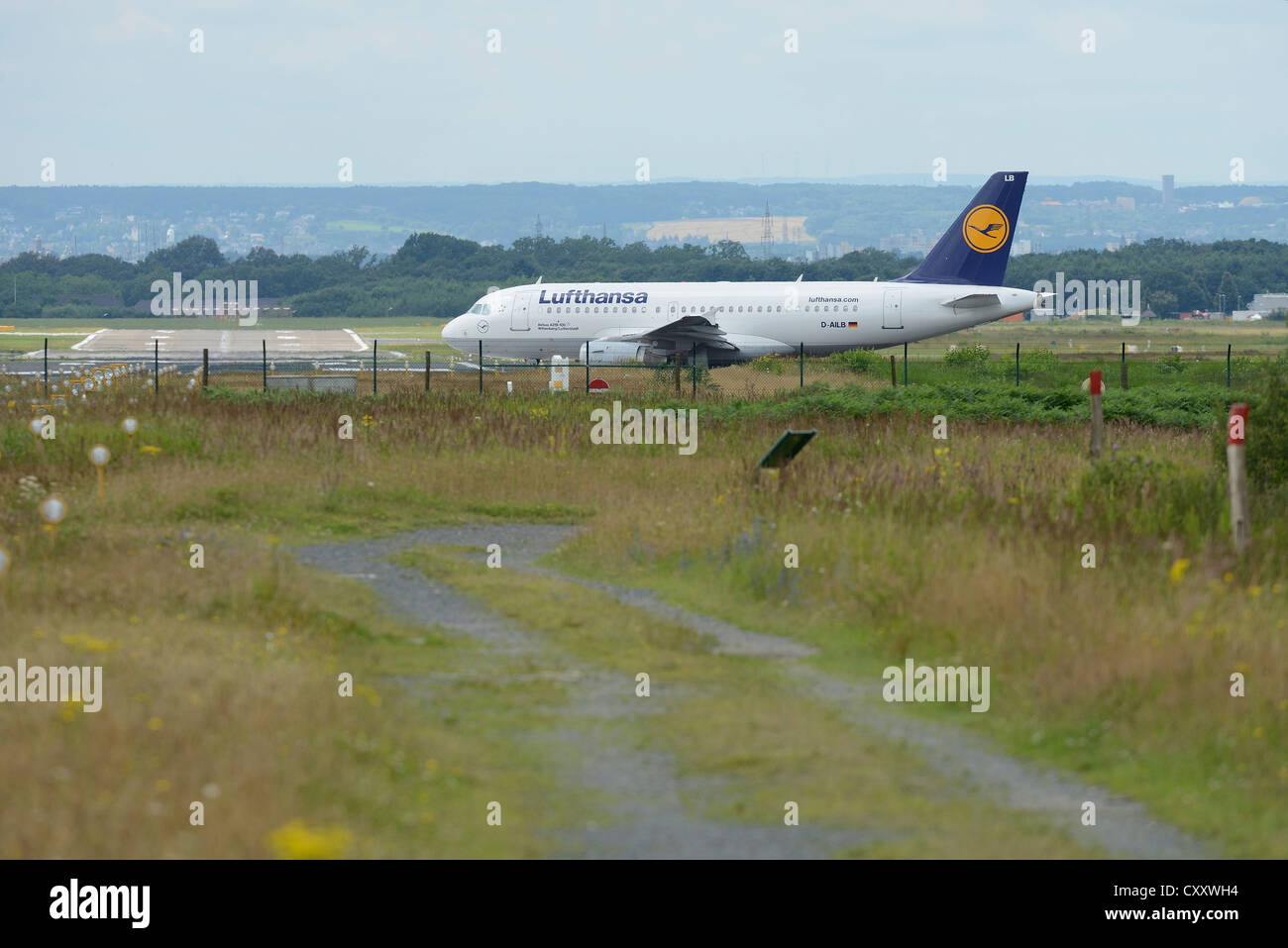 Lufthansa-Maschine auf der Landebahn Seitenwind Flughafen Köln Bonn, Köln, Nordrhein-Westfalen Stockfoto