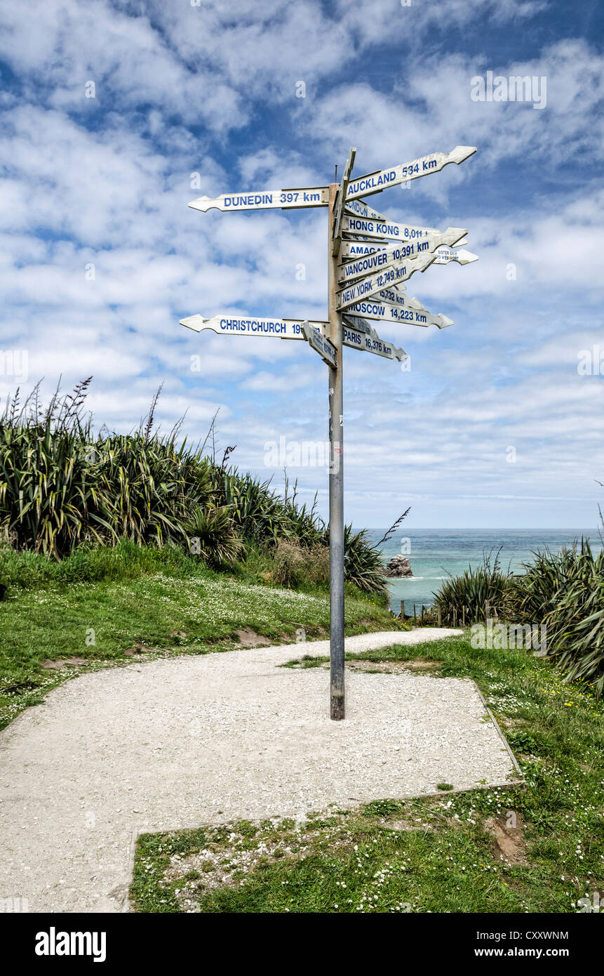 Wegweiser zu weit-weg-Punkt, Tauranga Bay, Cape Foulwind, Südinsel, Neuseeland, Oceania Stockfoto