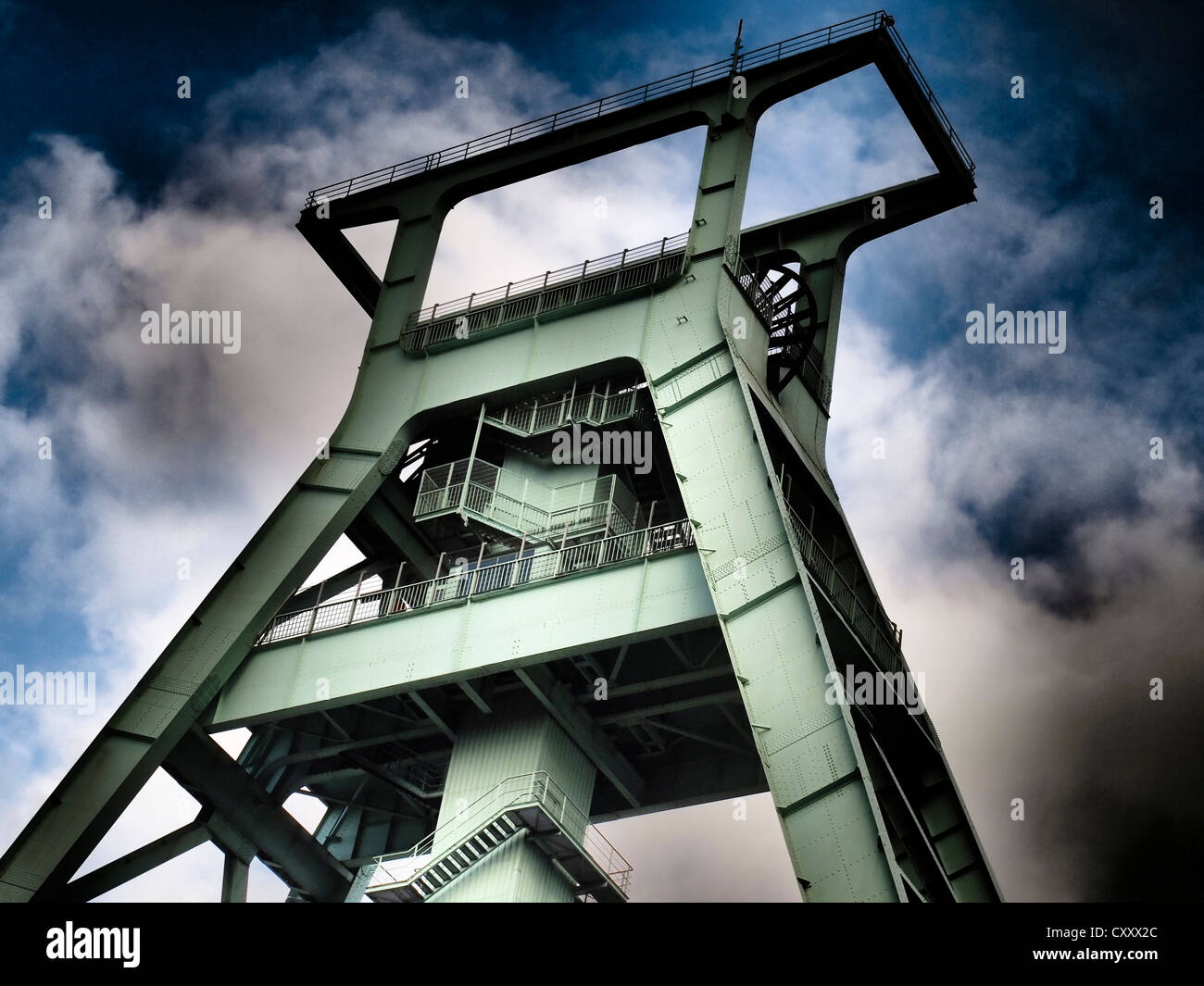 Fördergerüst, Deutsche Bergbau-Museum, Sturm Wolken, Bochum, Ruhrgebiet, Nordrhein-Westfalen Stockfoto
