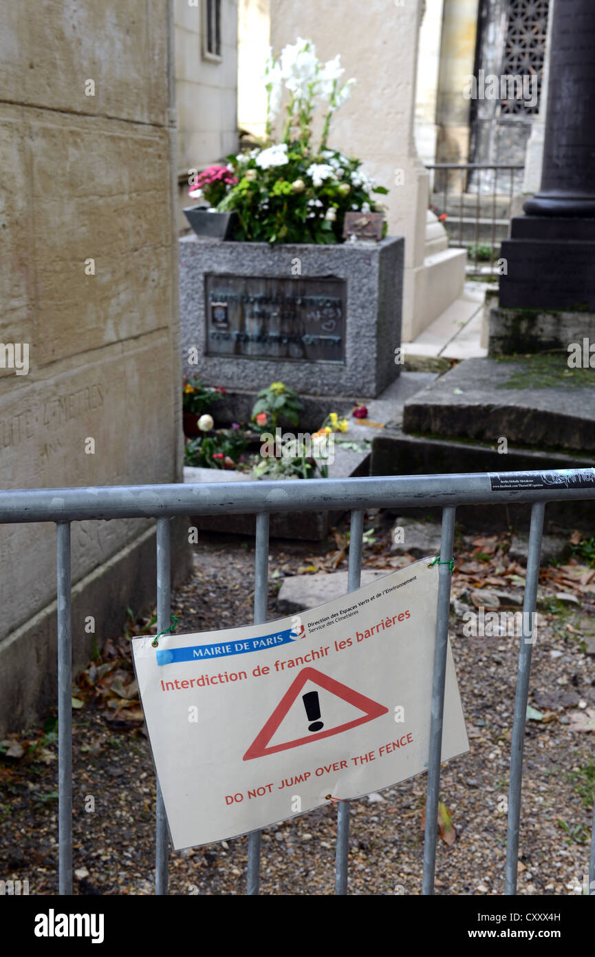 Grab von Jim Morrison mit Schranke und Warnhinweis, Friedhof Père Lachaise, Cimetière du Père-Lachaise, Paris Frankreich Stockfoto